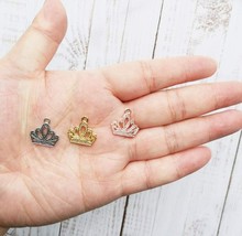 120 Crown Jewelry Charms Queen Pendants Rose Gold Silver Alice In Wonderland  - £19.77 GBP