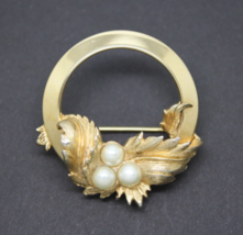 Vintage Signed Sarah Coventry Cov Faux Pearl Gold Circle Wreath BROOCH Jewellery - £24.40 GBP
