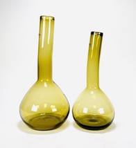 Two green long-necked vases Maison d’Etre, 21st century. - £76.45 GBP