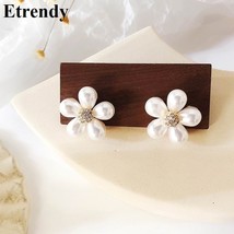 Elegant Faux Pearl Flower Stud Earrings For Women Simple White Small kolczyki 20 - £7.74 GBP