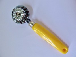 Vintage Pie and Pastry Crimper and Cutter Trimmer with Yellow Handle Mid Century - £10.23 GBP