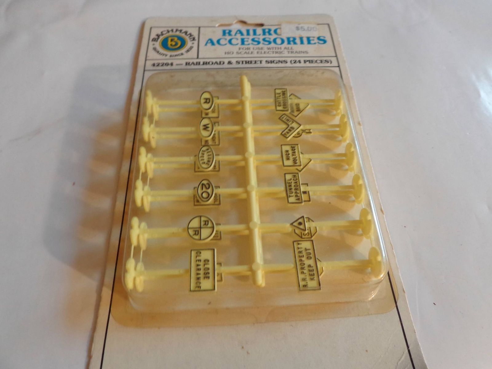 HO SCALE -BACHMANN- 42-2304- RAILROAD &amp; STREET SIGNS- 24 PIECES - NEW - ... - $2.92