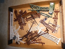 Small Lot of Vintage HO O Scale Accessories with Fence and More - $22.77