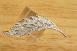 Vintage Costume Jewelry Brushed Silver Tone Leaf TRIFARI Brooch Pin - £12.49 GBP