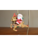 Vintage 1994 Mistletoe Magic SANTA Riding Baby Reindeer Christmas Orname... - €8,03 EUR