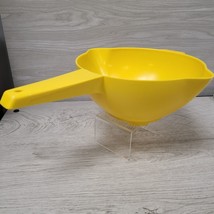 Vintage Tupperware 2 Quart 1523-4 Yellow Colander Pre-owned Used - £7.83 GBP