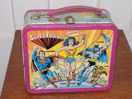 Vintage 1976 Super Friends DC Comics Metal Embossed Lunchbox - $1,189.70 MXN