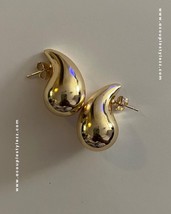 chunky light weight tear shaped gold drop earrings - £9.48 GBP