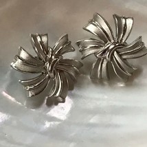 Vintage Trifari Signed Brushed Silvertone Ribbon Flower Clip Earrings – marked  - £11.18 GBP