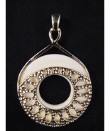  LADIES PENDANT GOLD TONE 3&quot; ROUND OPEN CENTER IVORY COMPOSITE NECKLACE ... - $169.43 MXN