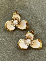 Vintage White Enamel &amp; Goldtone Thin Flower w Clear Rhinestone Rimmed Faux Pearl - £7.14 GBP