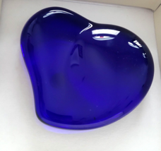 Tiffany &amp; Co Cobalt Blue Crystal Heart Paperweight Signed Elsa Peretti Japan - £31.41 GBP
