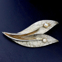 Leaf Brooch Pin Vintage - $10.45