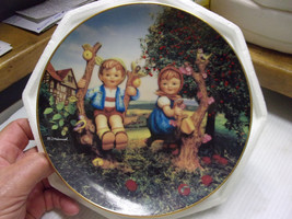 Danbury Mint Plate M.J.Hummel &quot;Apple Tree Boy and Girl&quot; Little Companions - £10.83 GBP