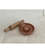 Vintage Dollhouse Mini Round Metal Baking Pan and Wood Rolling Pin 2&quot; Tall - $147.65 MXN