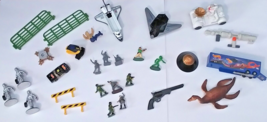 29 Assorted Micro Sized Figures Vehicles Soldiers Astronauts Spacecraft &amp; Parts. - £11.64 GBP