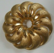 Vintage CROWN TRIFARI Gold-tone Textured Spiral Pinwheel Brooch - £35.05 GBP