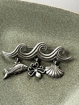 JJ Signed Silvertone Water Waves Bar w Fish Octopus Clam Shell Charm Brooch Pin - £11.90 GBP
