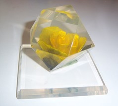 VINTAGE LUCITE ACRYLIC PAPERWEIGHT W FLOWER ART DECOR 60&#39;S FAMILY ESTATE - £39.02 GBP