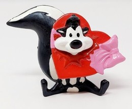 Looney Tunes Pepe le Pew 2.5&quot; Figure Toy PVC VTG 1999 Heart Candy Box Valentine - £14.13 GBP