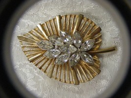 Vintage Goldtone Leaf Pin Brooch with Rhinestones Floral Design 15-k - $368.72 MXN