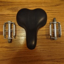 Bicycle Seat and Set of Pedals - $533.67 MXN
