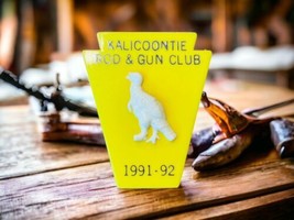 KALICOONTIE Rod &amp; Gun Club Plastic Pheasant  Pin Button Columbia County ... - £8.04 GBP