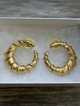 Vintage Napier Crescent Shaped Gold Tone Textured Post Earrings Retro Design - £11.68 GBP