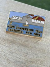 MD20 Convention 1995 Syracuse New York Lions Club Lapel Pin Tiny 1&quot; 3/4&quot; - $298.23 MXN
