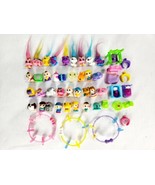 Lot of 35 Squinkies Characters &amp; 13 Accessories (Rings, Bracelets &amp; Furn... - $361.52 MXN