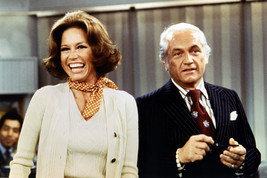 Ted Knight and Mary Tyler Moore in Mary Tyler Moore 24x18 Poster - £19.17 GBP