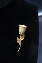 Vintage Gold Tone Faux Pearl Flower Rose Brooch Unsigned Classic Timeless - $12.00