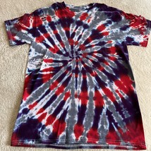 NEW Gildan Mens Purple Red Gray Spiral Tie Dye Short Sleeve Shirt MEDIUM - £16.37 GBP