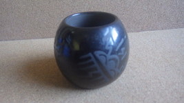 SANTA CLARA PUEBLO BLACK ON BLACK SEED POT MYRA SISNEROS  - £51.14 GBP