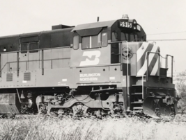 Burlington Northern Railroad BN #5915 U30C Locomotive Train B&amp;W Photo Eola IL - £7.55 GBP