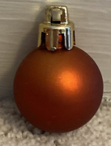 16 lot dark orange plastic ball ornaments-matte finiah-gold tops approx ... - €34,74 EUR
