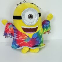 Despicable Me Minion Peace Hippy Plush Stuart One Eye Tye Dyed Stuffed 10&quot; - $360.13 MXN