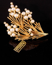 Crown Trifari with original tag Brooch - Vintage couture pearl Flower pin - rhin - £99.91 GBP