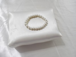 Department Store 7&quot; Simulated Pearl Stretch Bracelet D119 - £5.75 GBP