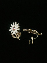 Vintage 60s clip on enameled daisy with gold vine and leaves earrings image 2