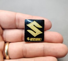 Vintage Suzuki Enamel Hat Lapel Pin Car Truck Motorcycle Logo Badge 1&quot; Pinback - £15.53 GBP