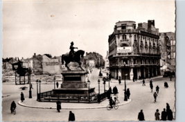 Orleans, La Place du Martroi vers la rue Bannier Vintage Postcard France ( CC3) - £5.81 GBP