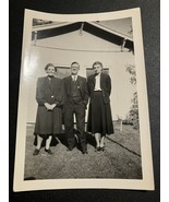 OLD PHOTOGRAPH  MAN BETWEEN 2 LADIES  Circa 1940s  5 X 3.5  inches - €2,58 EUR