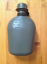 VINTAGE MILITARY ARMY GREEN PLASTIC CANTEEN  WATER BOTTLE - £19.46 GBP
