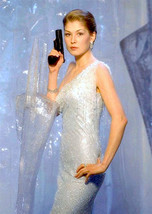 Armed Bond Girl ROSAMUND PIKE 2002 DIE ANOTHER DAY color 8x10 portrait - $152.12 MXN