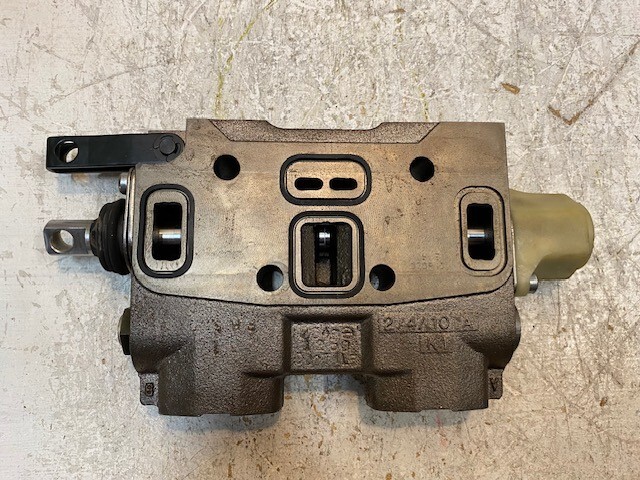 Hydraulic Sectional Control Valve 3955327 12&quot; Long 6-1/4&quot; Wide 2-1/8&quot; Thick - $270.74