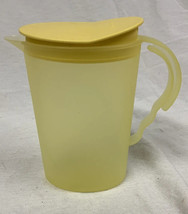Tupperware Small 10 oz Impressions Yellow Pitcher with Lid #4078 - £7.02 GBP
