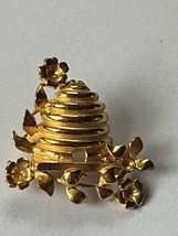 Small Goldtone Beehive w Flowers Around it Brooch Pin - 1.25 x 1.25 inches - - £10.38 GBP