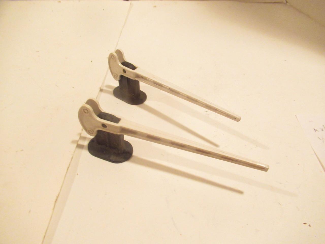 PLASTICVILLE POST-WAR  - TWO CROSSING GATES - 0/027 - GOOD- M58 - $4.27