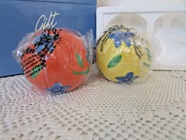 AVON GIFT COLLECTION LUAU FLOWERS SALT &amp; PEPPER SHAKERS 2004 CERAMIC NIB - $275.87 MXN